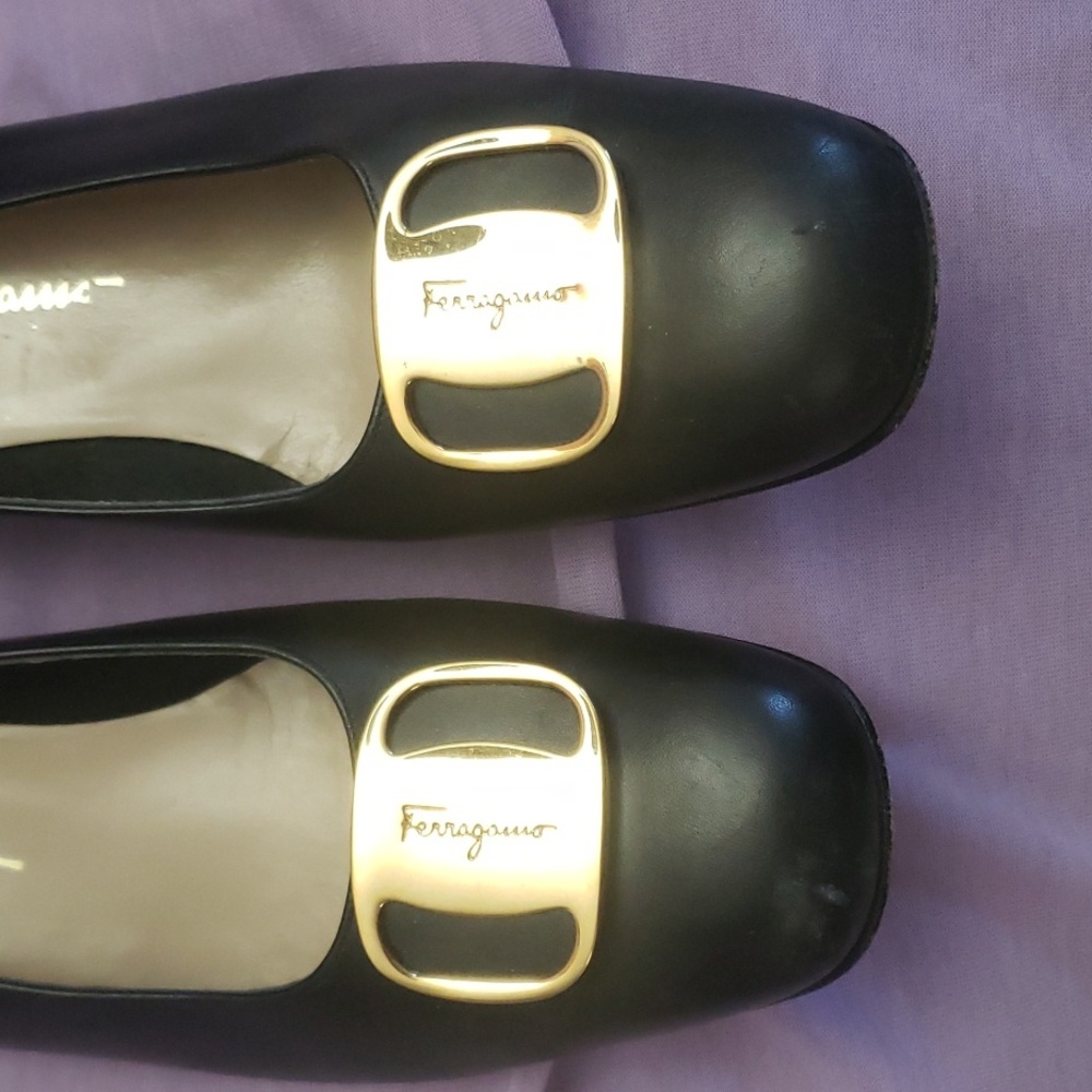 Salvatore Ferragamo Pumps Size 7 Black Gold Hardware Italy Flats Heels Shoes ♡♡